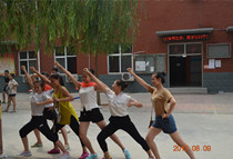 新丰艺舞蹈部一组举办“舞六五”趣味比赛