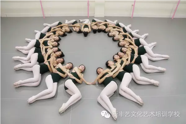 新丰艺练习舞蹈的女孩子们