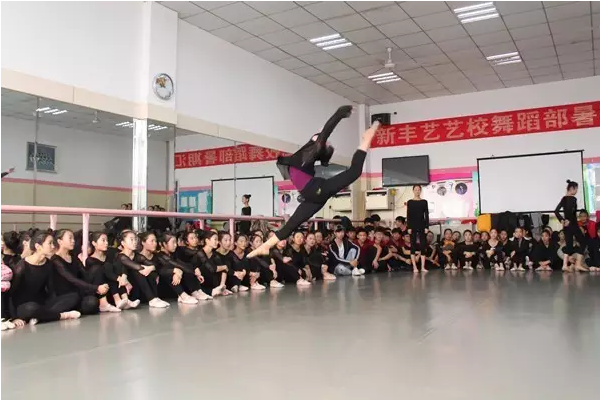 新丰艺舞蹈部11月份软开度和技巧汇报